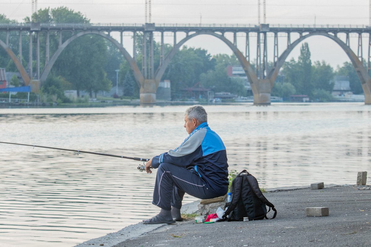 Автомобиль едва не упал на рыбака