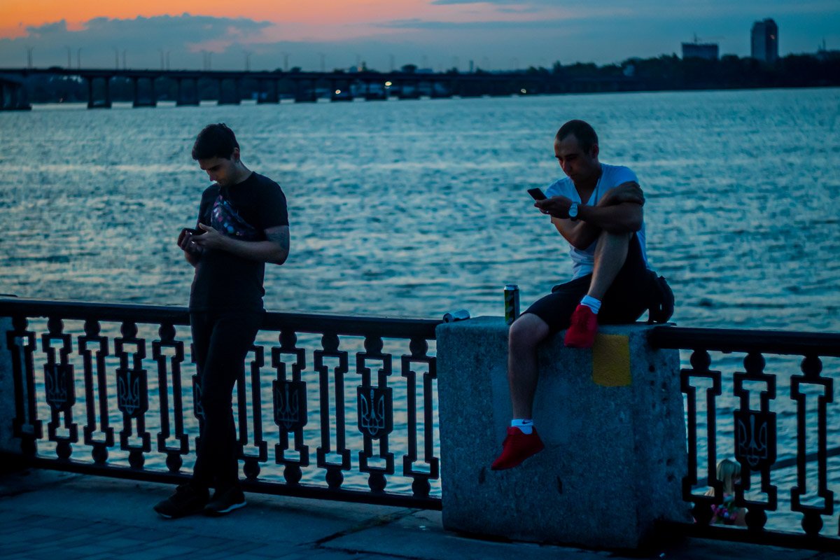 Некоторые "весело" проводили время, уткнувшись в телефон Некоторые "весело" проводили время, уткнувшись в телефон