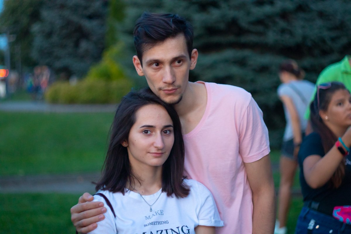 Милая пара влюбленных пришла послушать рок-концерт Милая пара влюбленных пришла послушать рок-концерт