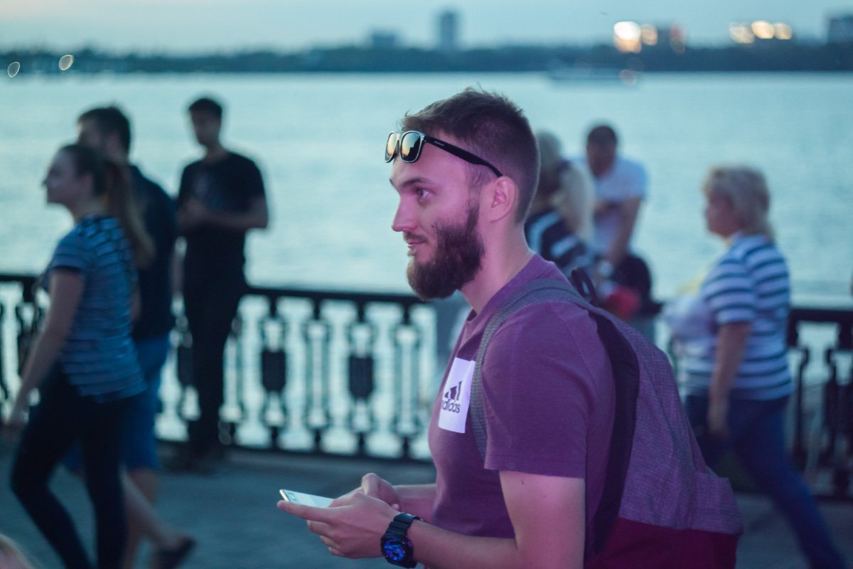 Даже те, кто просто шел мимо, останавливались Даже те, кто просто шел мимо, останавливались