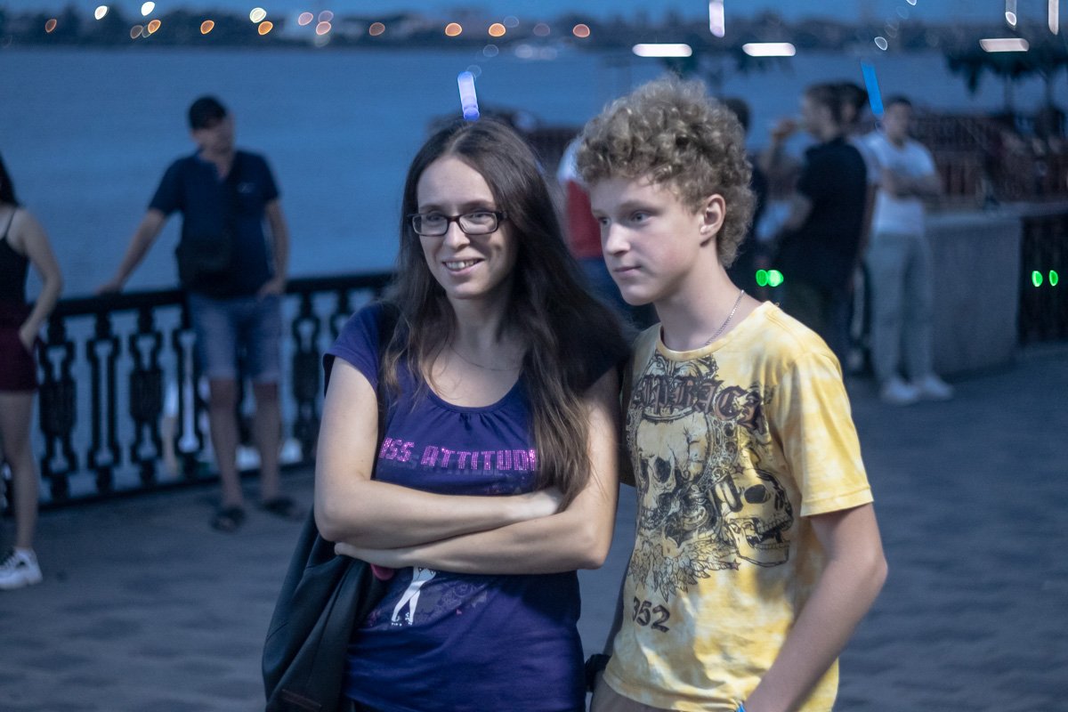 Привела сына на рок-концерт Привела сына на рок-концерт