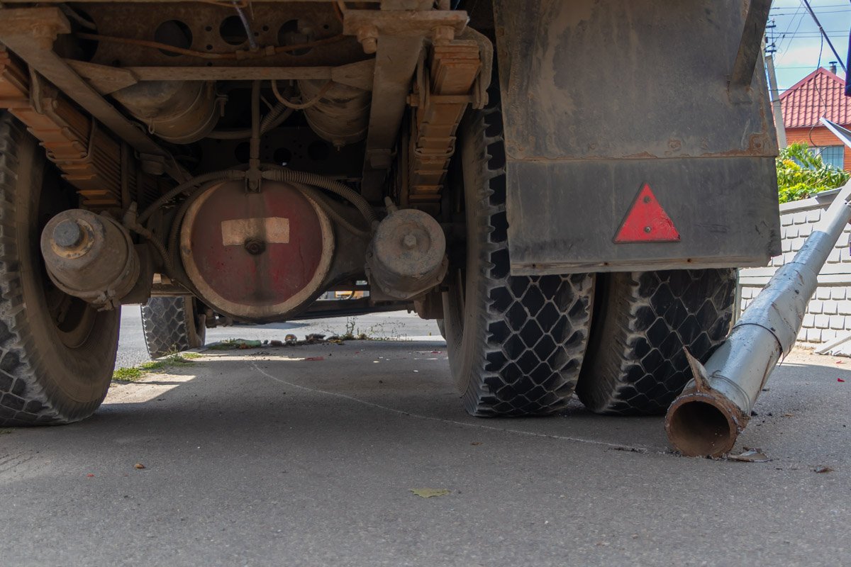 Грузовик вынесло на тротуар, где он и сбил светофорный столб