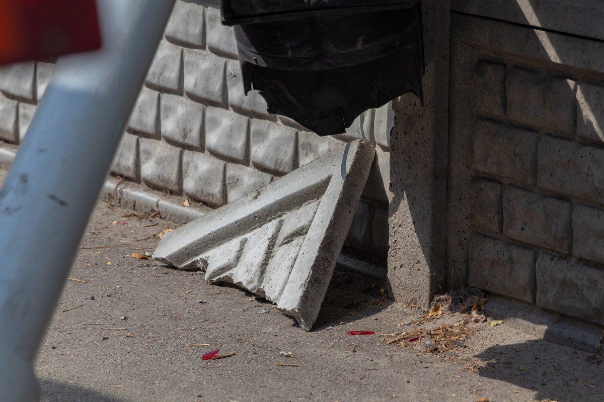 На грохот выбежали жители домов и сразу же вызвали полицию