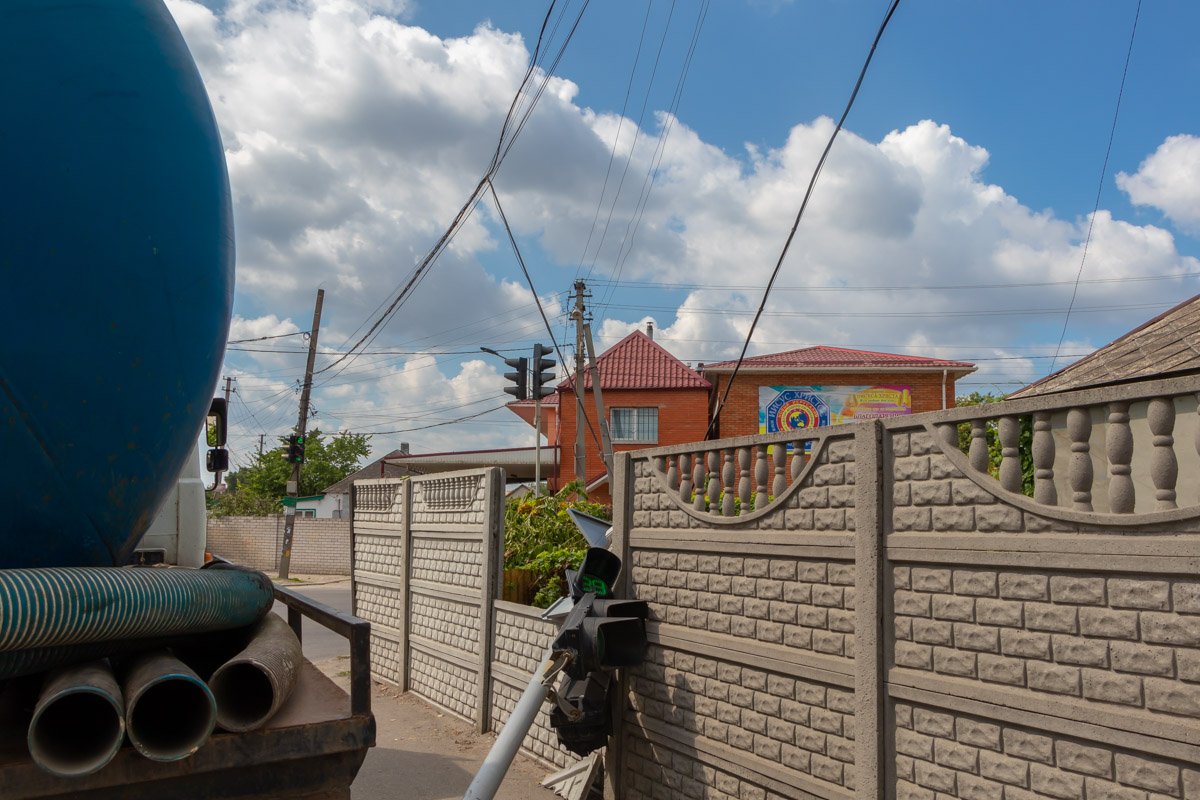 В скором времени грузовик отбуксируют, а светофор поставят на место