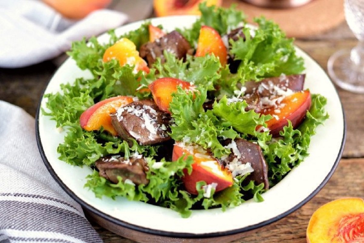 Салат с куриной печенью и персиком 