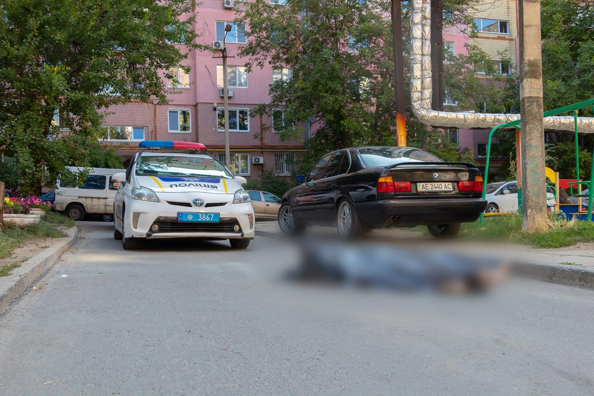 Во дворе дома на Запорожском шоссе женщине стало плохо