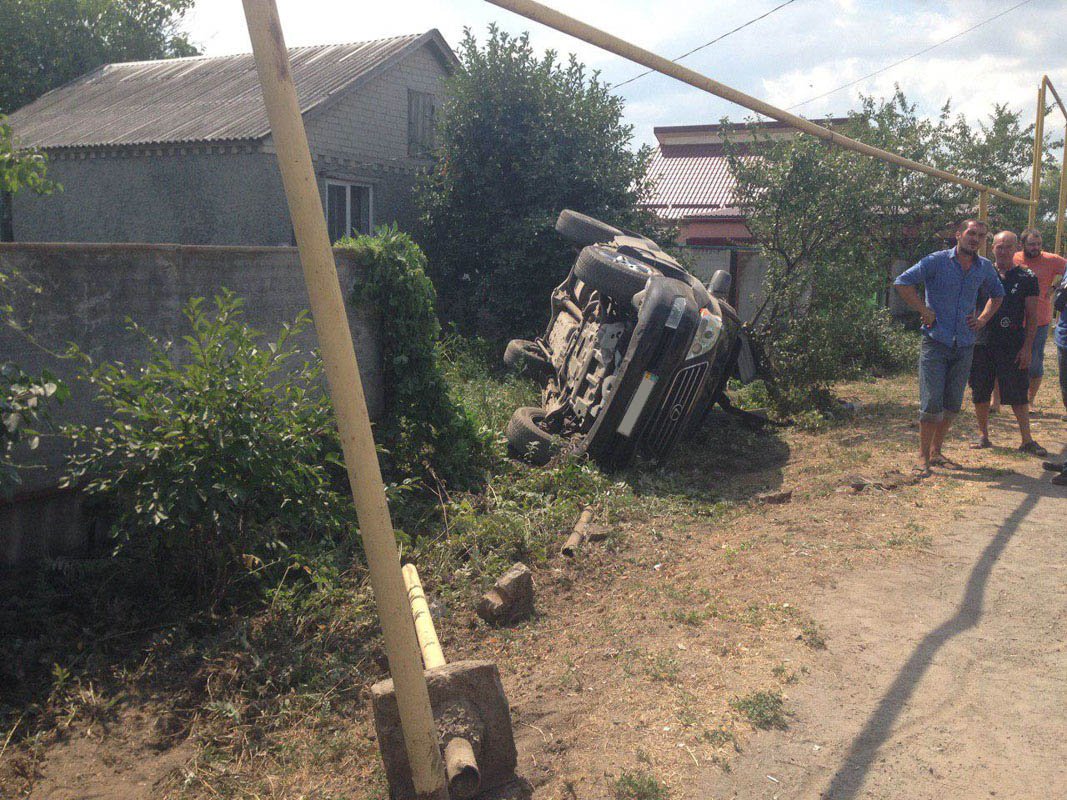 В Подгородном водитель Lexus не справился с управлением, влетел в частный дом и перевернулся В Подгородном водитель Lexus не справился с управлением, влетел в частный дом и перевернулся
