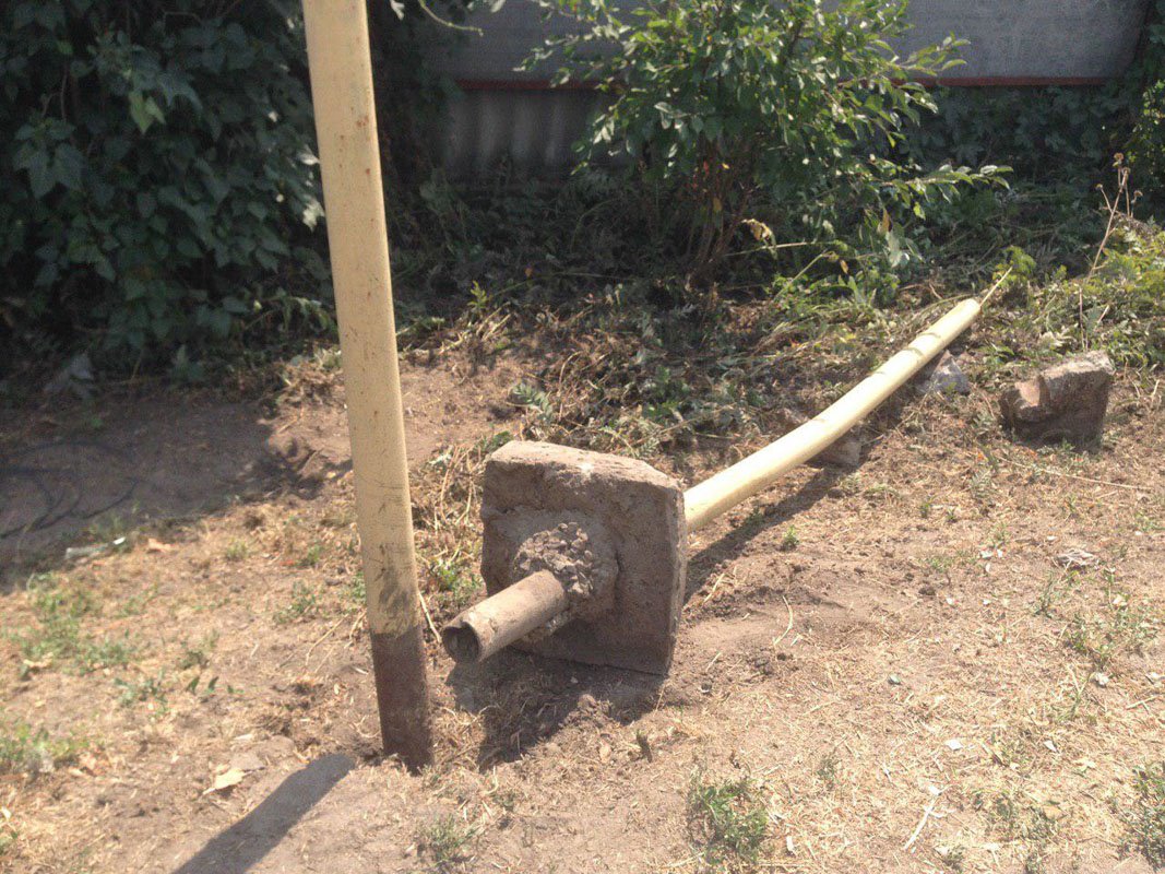 Во время удара автомобиль повредил конструкцию, на которой держалась газовая труба Во время удара автомобиль повредил конструкцию, на которой держалась газовая труба