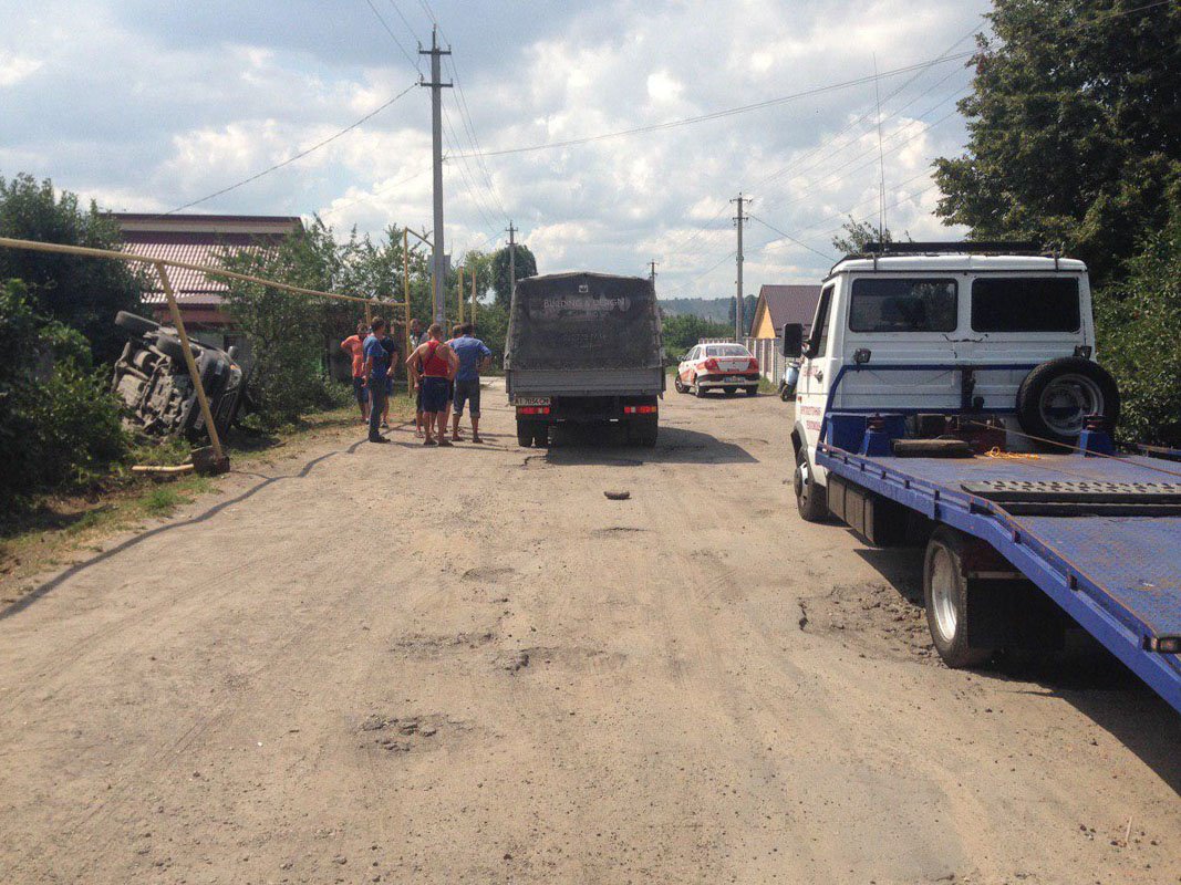 На место происшествия приехал эвакуатор  На место происшествия приехал эвакуатор