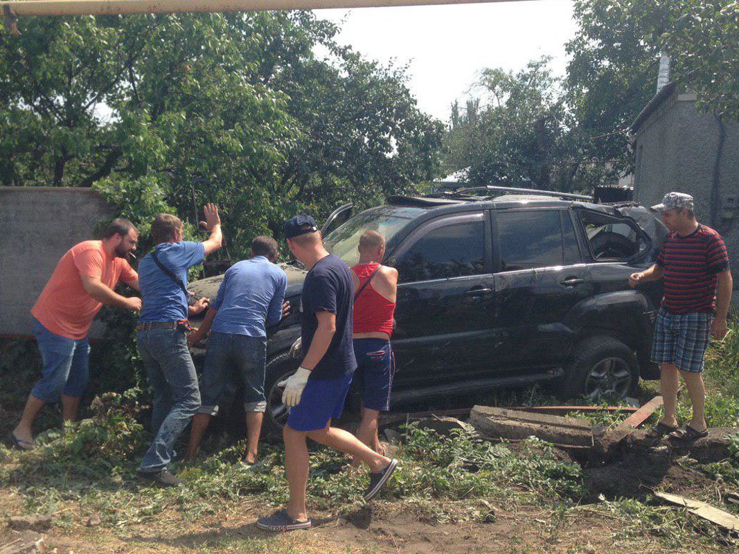 Очевидцы поставили машину на колеса  Очевидцы поставили машину на колеса