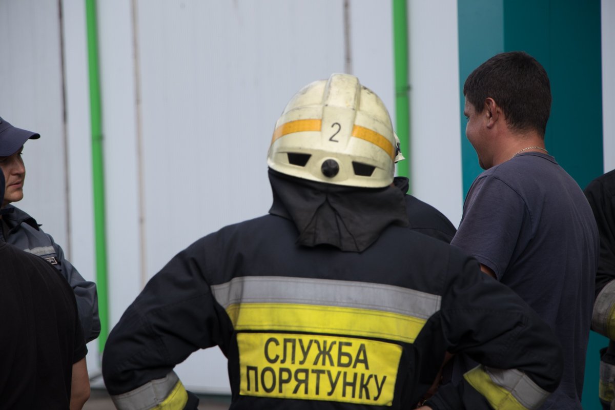 Прибыв на место, спасатели сразу же бросились на помощь тем, кто был внутри здания