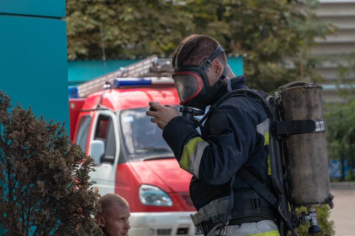 Спасатель, который дал свою маску девушкам и вывел их из задымленного помещения