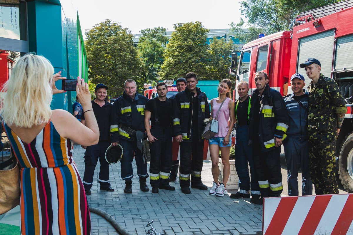 Памятное фото девушки и тех, кто ее спас