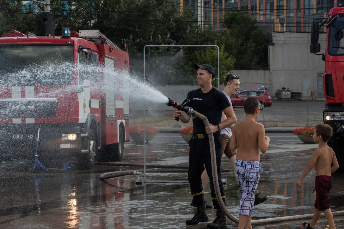 В Днепре на Фестивальном причале спасатели обливали людей водой В Днепре на Фестивальном причале спасатели обливали людей водой