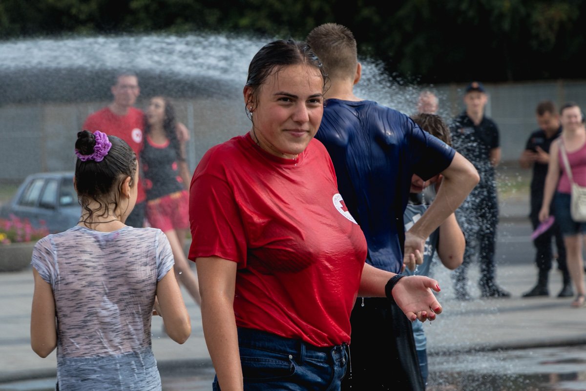 27 июля в Днепре спасатели обливали людей водой 27 июля в Днепре спасатели обливали людей водой