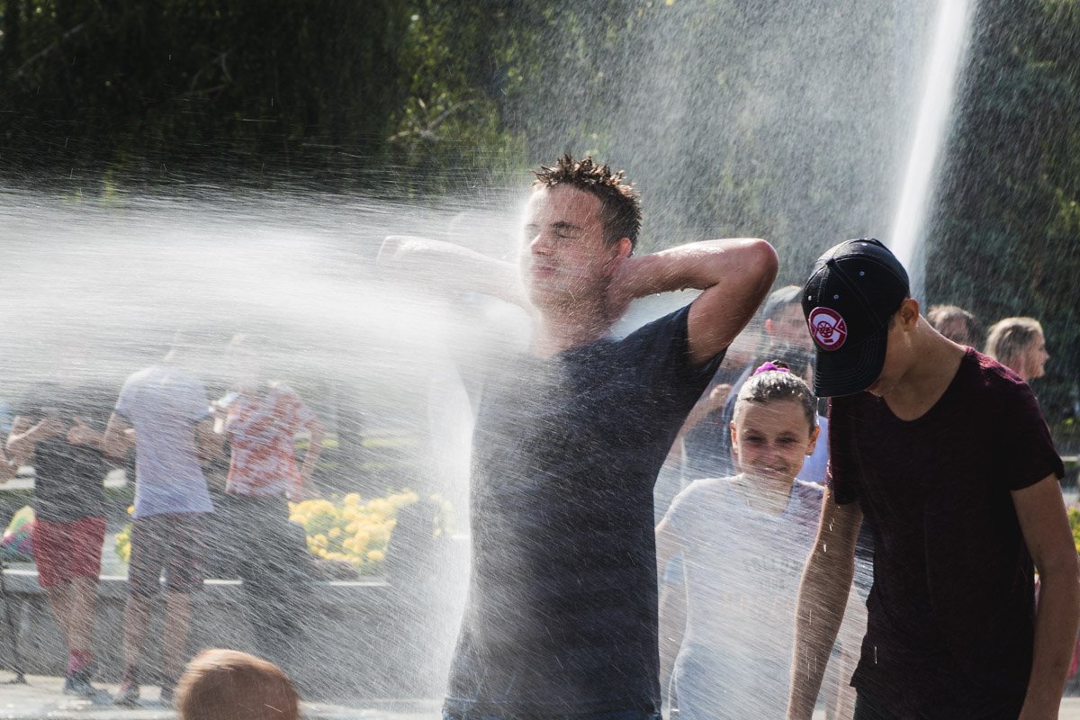 Эту акцию сотрудники ГСЧС сделали, чтобы спасти людей от невыносимой жары Эту акцию сотрудники ГСЧС сделали, чтобы спасти людей от невыносимой жары