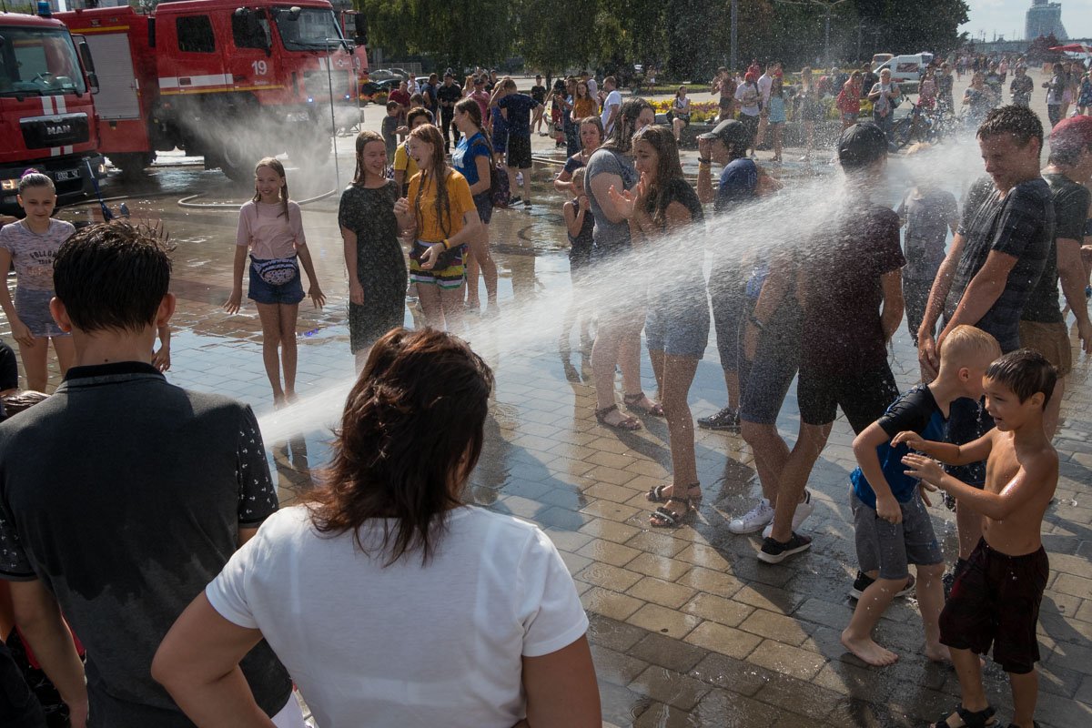 На мероприятие пришло много людей, но под струю воды стали только самые смелые жители Днепра - дети На мероприятие пришло много людей, но под струю воды стали только самые смелые жители Днепра - дети