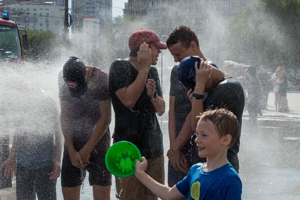 Стоило спасателям приехать к Фестивальному причалу и включить сирену, как десятки детей сбежались в ожидании "обливашек" от сотрудников ГСЧС Стоило спасателям приехать к Фестивальному причалу и включить сирену, как десятки детей сбежались в ожидании "обливашек" от сотрудников ГСЧС
