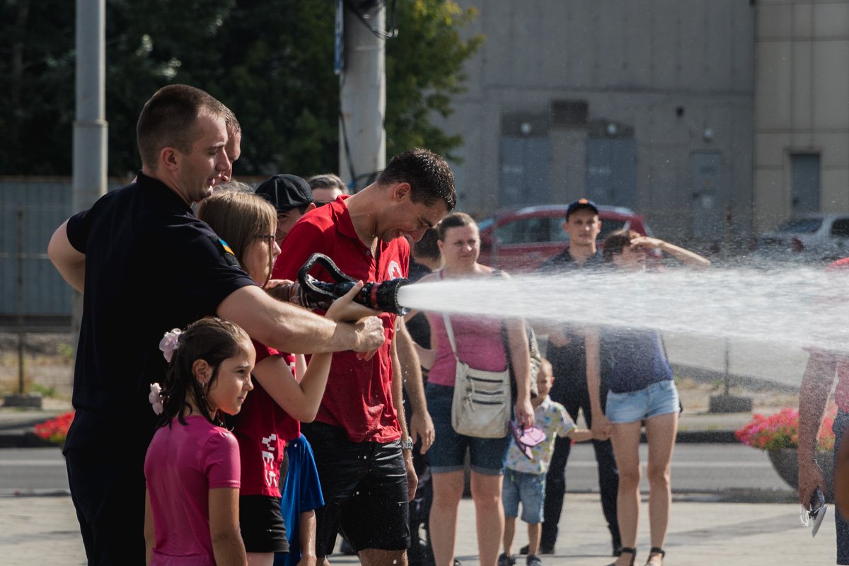 Пожарные подключили к автомобилям рукава и под радостные крики и визг начали «стрелять» в прохожих струями воды Пожарные подключили к автомобилям рукава и под радостные крики и визг начали «стрелять» в прохожих струями воды