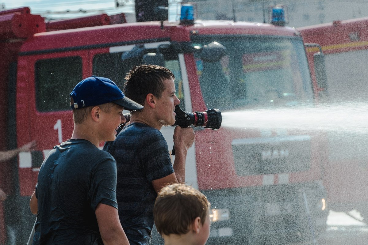 Пожарные подключили к автомобилям рукава и под радостные крики и визг начали «стрелять» в прохожих струями воды Пожарные подключили к автомобилям рукава и под радостные крики и визг начали «стрелять» в прохожих струями воды