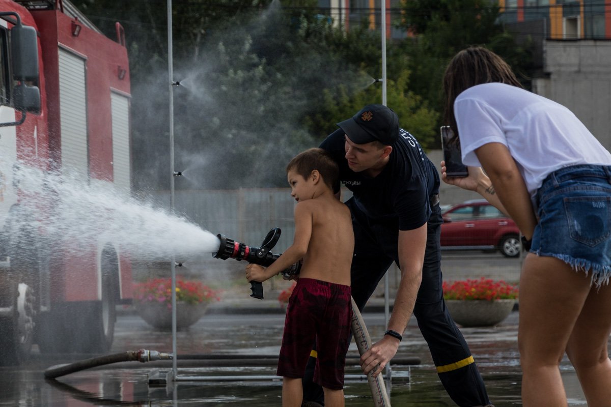 Кроме внезапного дождя, спасатели разрешили детям подержать в руках шланг и обливать друг-друга Кроме внезапного дождя, спасатели разрешили детям подержать в руках шланг и обливать друг-друга
