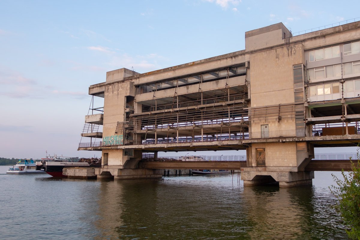 Буквально через четверть часа город укроет ночная пелена Буквально через четверть часа город укроет ночная пелена