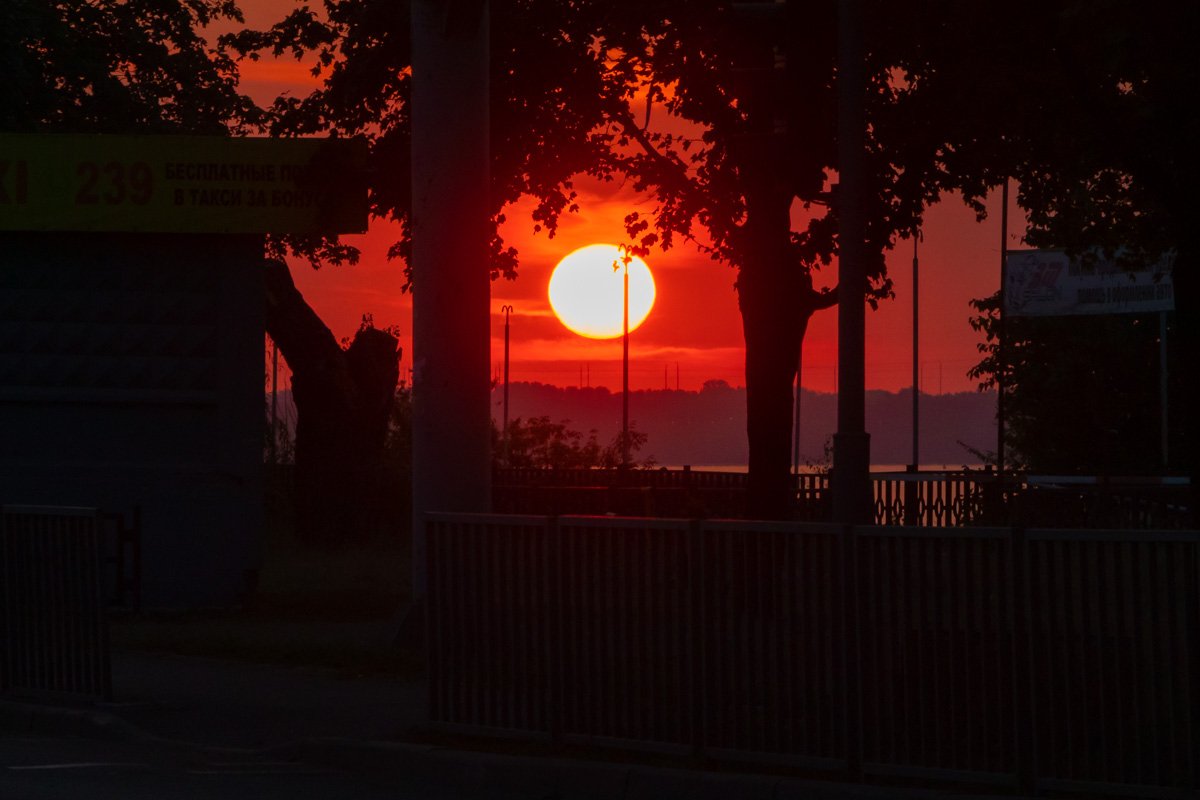 Раскаленное добела солнце ныряет в облака Раскаленное добела солнце ныряет в облака