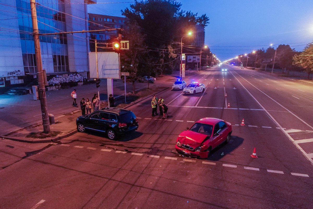 В Днепре напротив SFERA столкнулись Daewoo и Volkswagen: пострадал мужчина 2