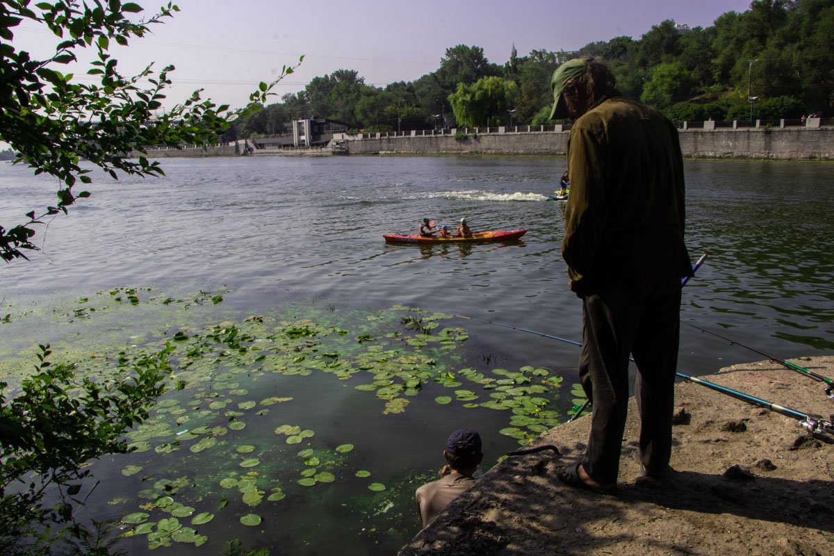 Рыбаки жалуются на то, что их бьет током Рыбаки жалуются на то, что их бьет током