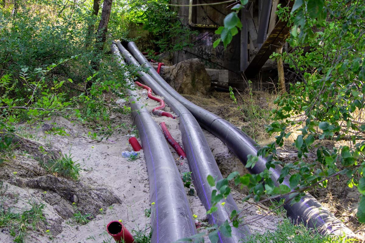 Рыбаки сетуют на систему труб и кабелей Рыбаки сетуют на систему труб и кабелей