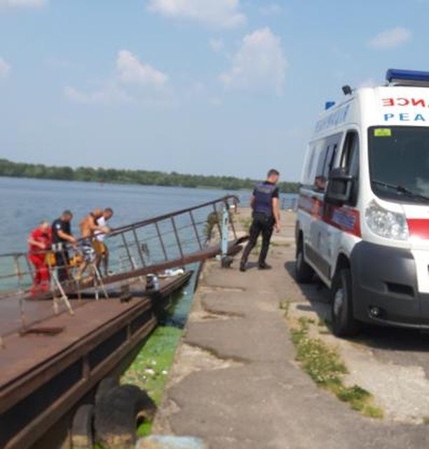 В Днепре мужчина загорал на барже и упал в воду В Днепре мужчина загорал на барже и упал в воду