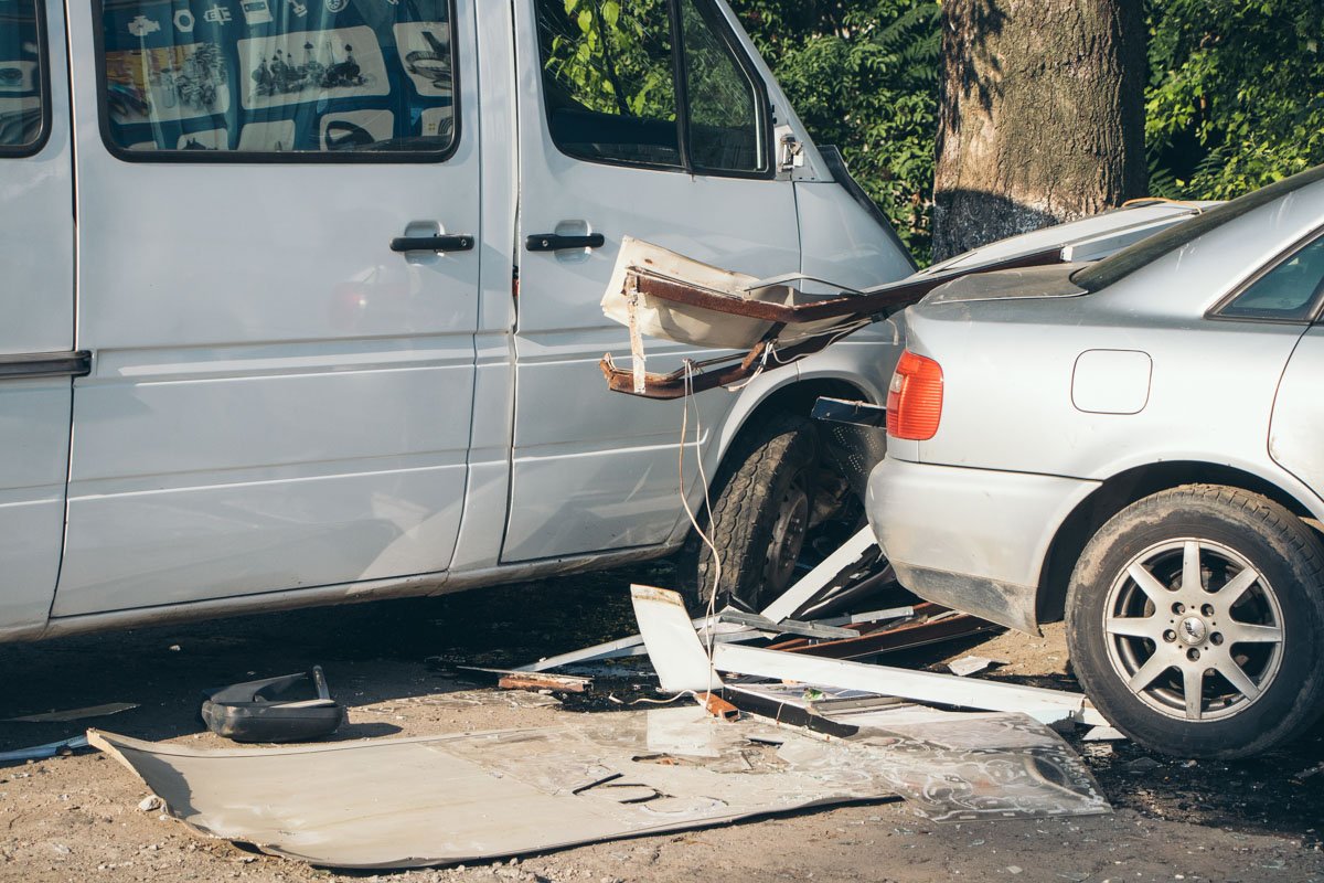 В Днепре на Запорожском шоссе Mercedes Sprinter «влетел» в дерево