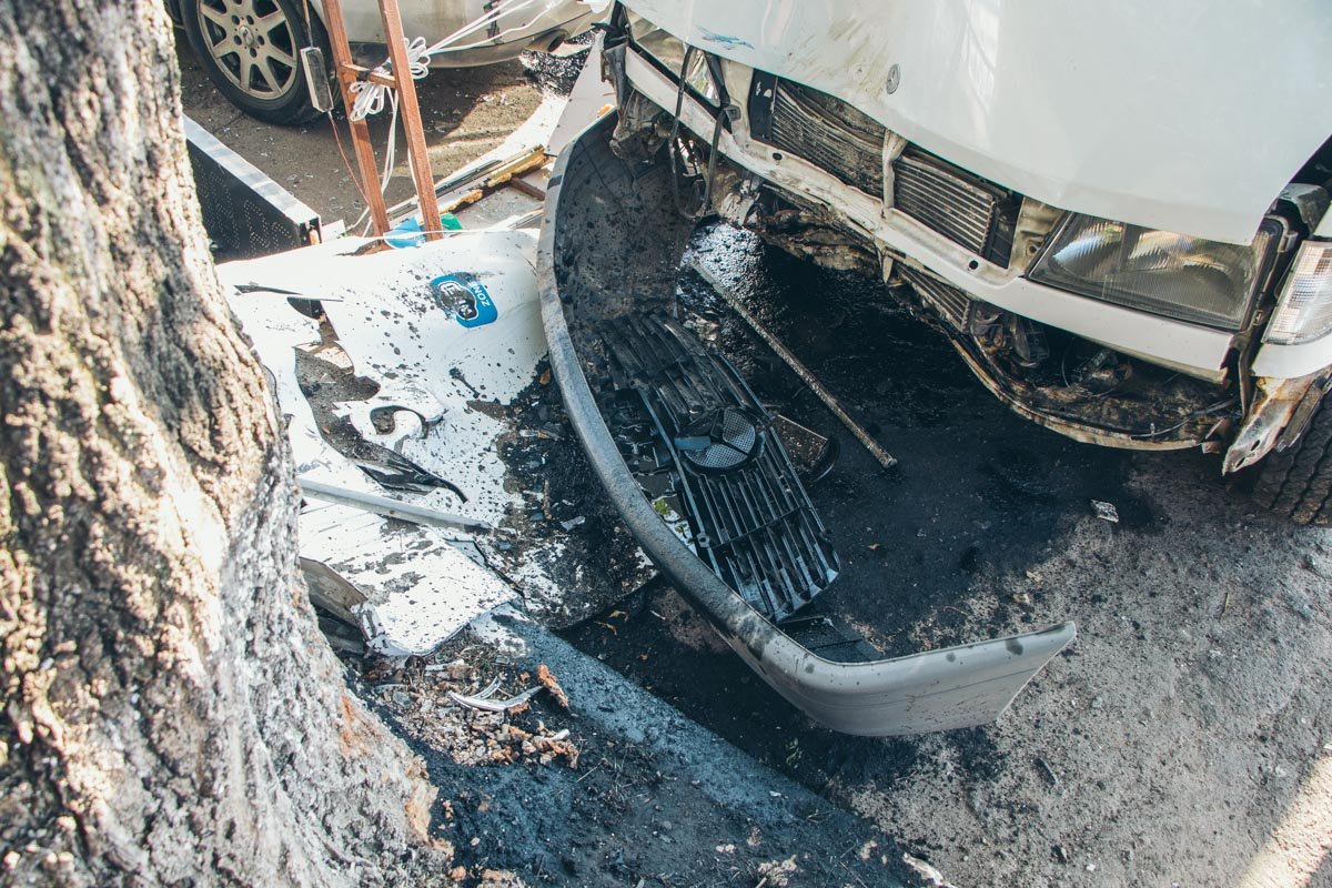 К счастью, в этот момент на тротуаре не было пешеходов