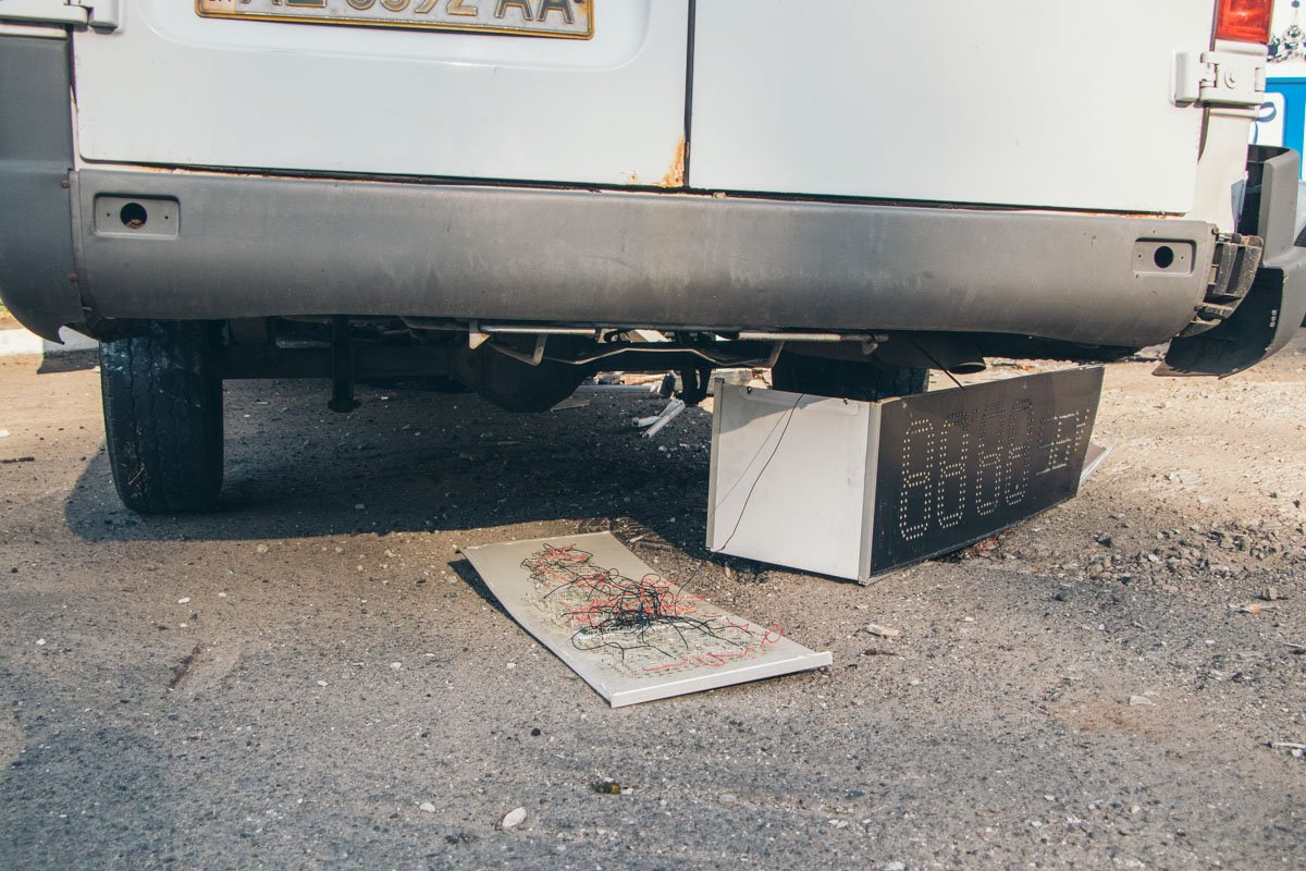 По предварительной информации, водитель обгонял ДЖИП по второму ряду, на переходе заметил людей и вильнул в сторону АЗС