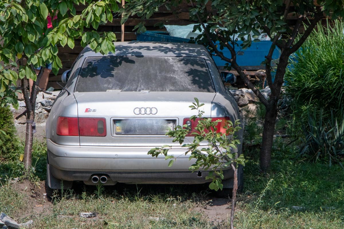 Audi влетела во двор частного дома Audi влетела во двор частного дома