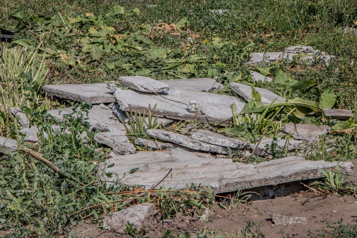 От удара автомобиль понесло на обочину, где он пробил забор От удара автомобиль понесло на обочину, где он пробил забор