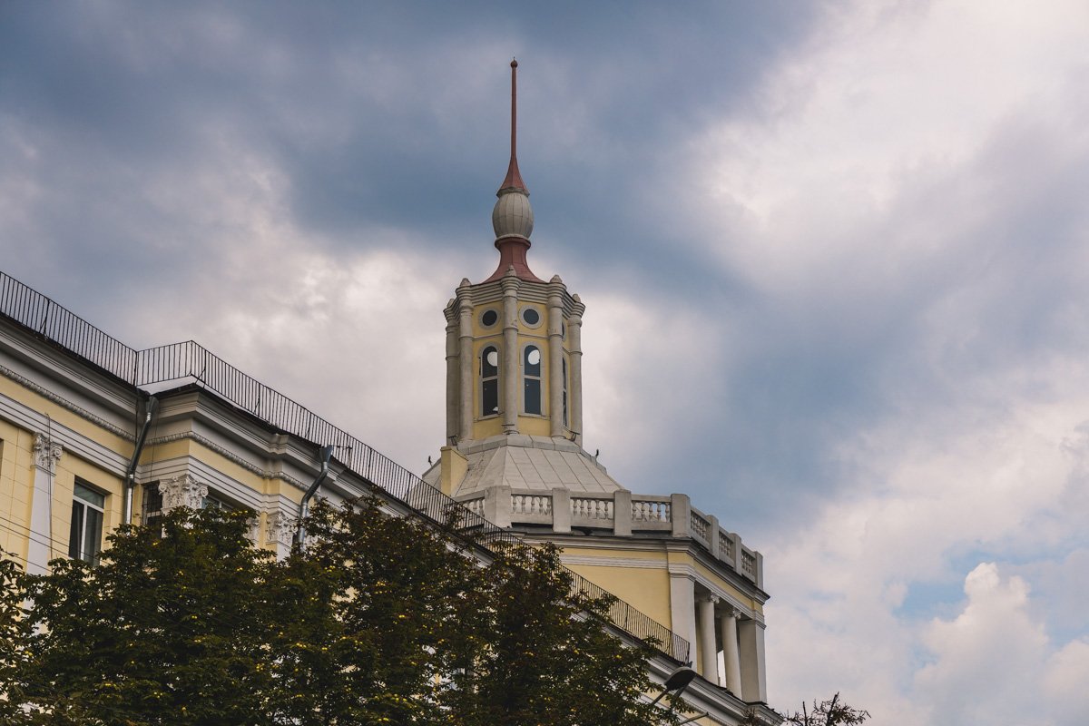 Город застыл в ожидании дождя
