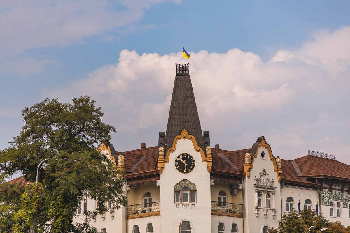 Переменчивое небо меняет свои краски 