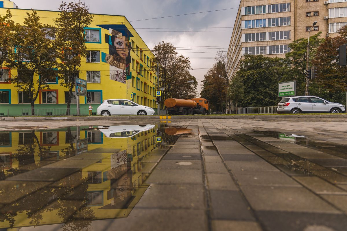 Мелкий дождь умыл улицы города, наполнив их свежестью