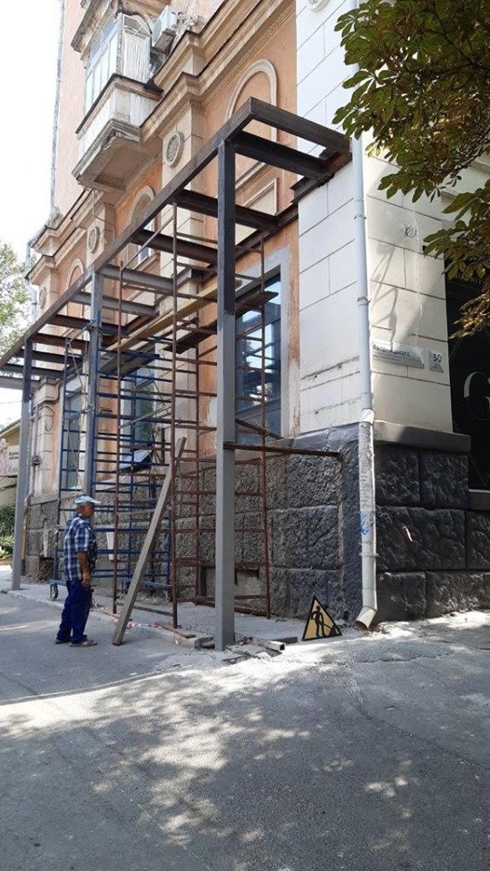 Историческое здание, расположенное на проспекте Дмитрия Яворницкого Историческое здание, расположенное на проспекте Дмитрия Яворницкого