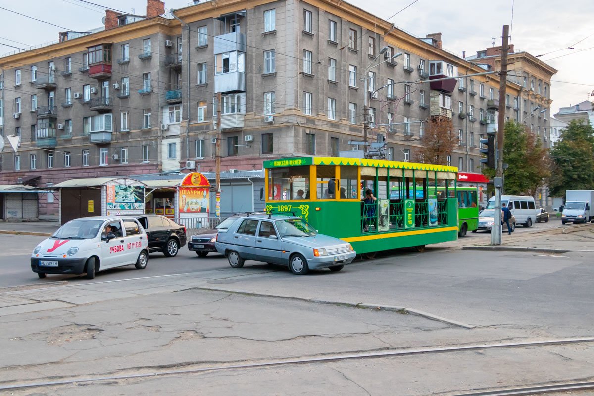 30 июля, на проспекте Яворницкого прогулочный ретротрамвай влетел в ЗАЗ Slavuta