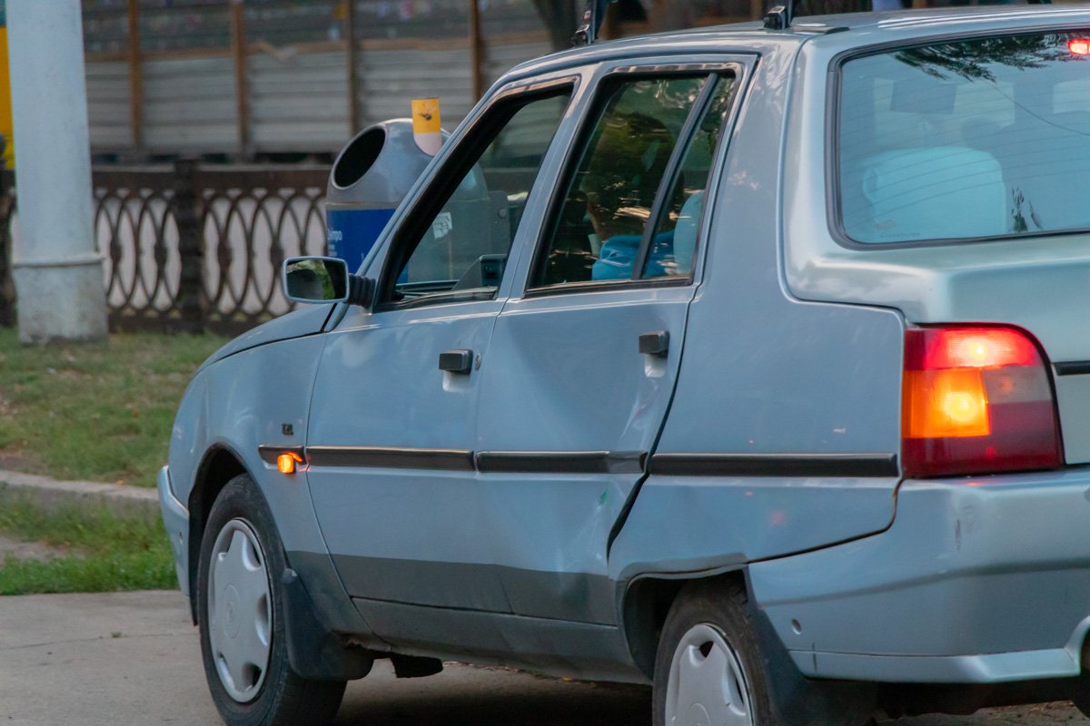 У легковушки помята дверь, у трамвая видимых повреждений нет