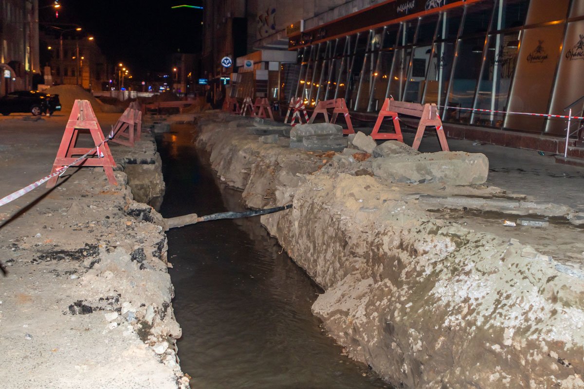 В Днепре на улице Короленко в месте, где проходит реконструкция прорвало трубу водоснабжения В Днепре на улице Короленко в месте. где проходит реконструкция прорвало трубу водоснабжения