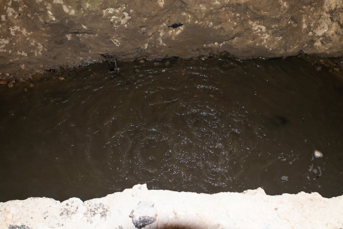 Уже заполнена одна длинная яма и стремительно наполняется вторая, которая находится по соседству  Уже заполнена одна длинная яма и стремительно наполняется вторая, которая находится по соседству