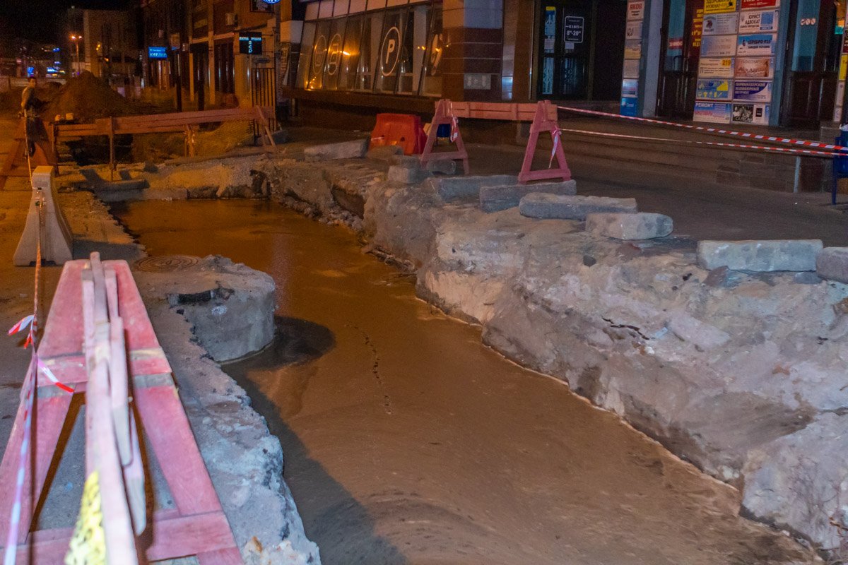 Прорыв трубы был обнаружен в 01:00 Прорыв трубы был обнаружен в 01:00