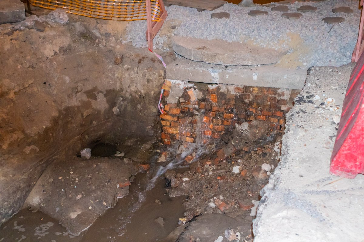 Вода переливается с одной ямы в другую Вода переливается с одной ямы в другую