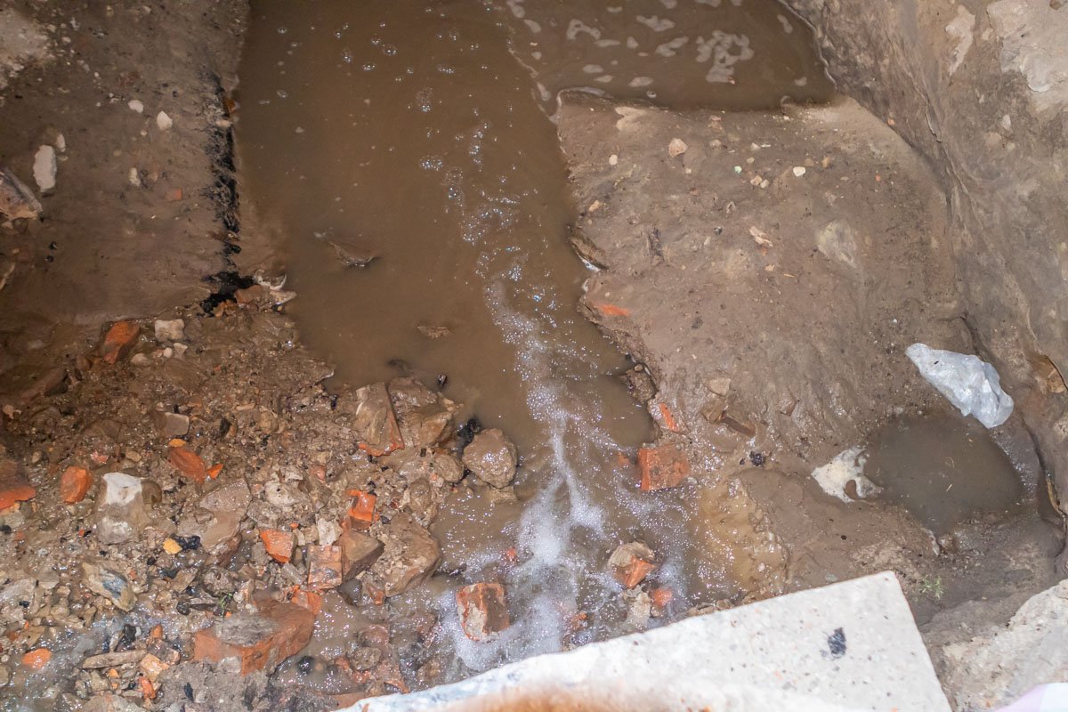 На место были вызваны соответствующие коммунальные службы и полиция На место были вызваны соответствующие коммунальные службы и полиция