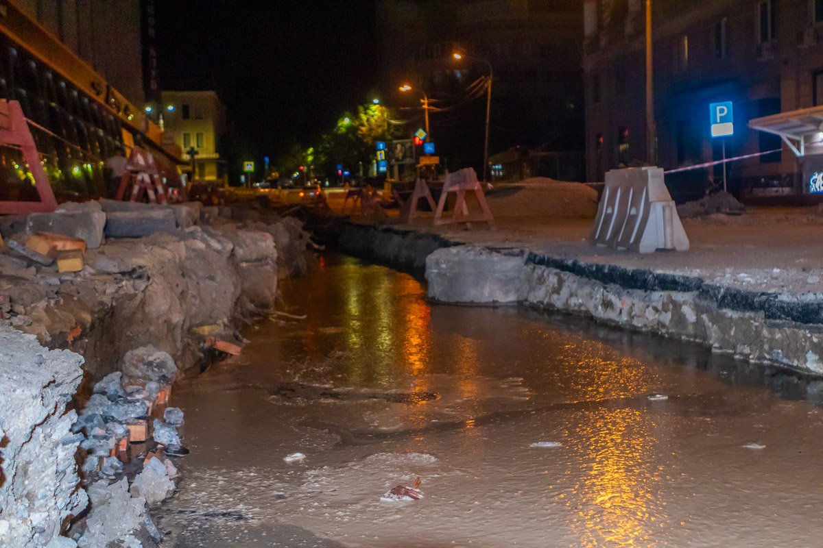 Яма длиной в 50 метров, уже заполнена почти под завязку Яма длиной в 50 метров, уже заполнена почти под завязку