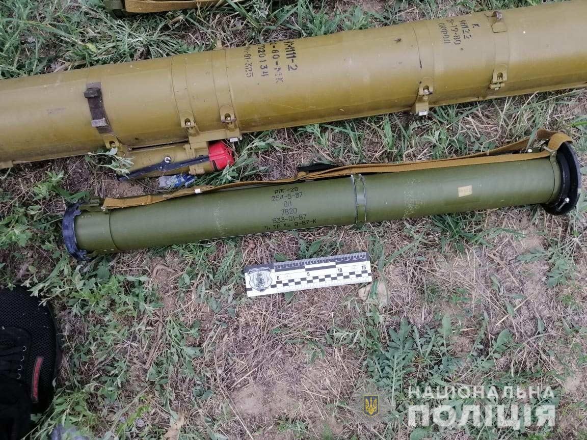 На обочине дороги нашли гранатомет и тубусы от РПГ На обочине дороги нашли гранатомет и тубусы от РПГ