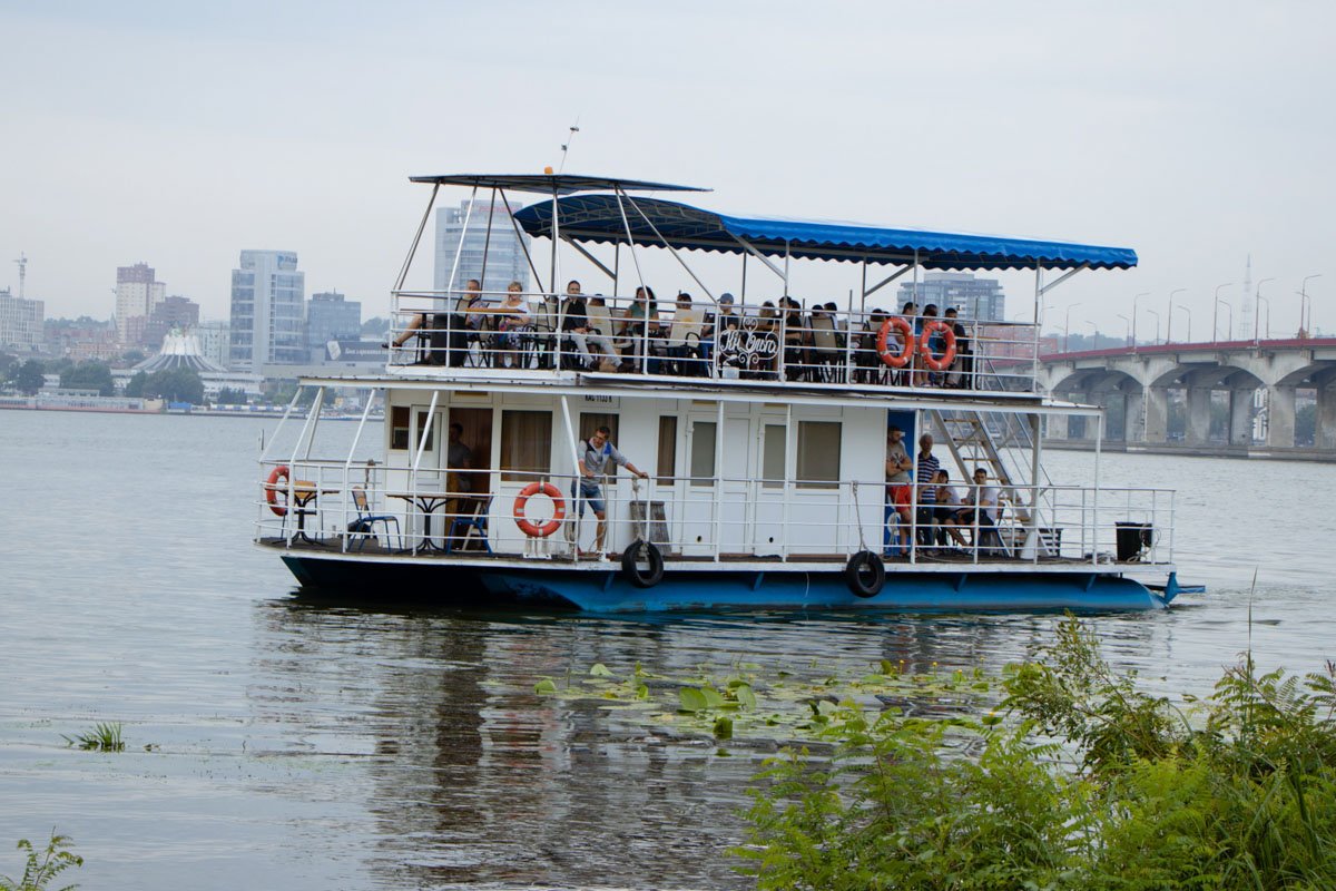 За один присест катер переправляет до 60 человек За один присест катер переправляет до 60 человек